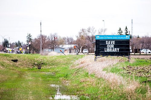 MIKAELA MACKENZIE / WINNIPEG FREE PRESS

A sign supporting the Bibliothèque Régionale Jolys Regional Library on the highway into St. Pierre-Jolys on Thursday, May 12, 2022. The local school division is planning to evict the regional library  a community hub which has been housed in a round building attached to the local French immersion school since 1968  due to enrolment pressures. For Maggie Macintosh story.
Winnipeg Free Press 2022.