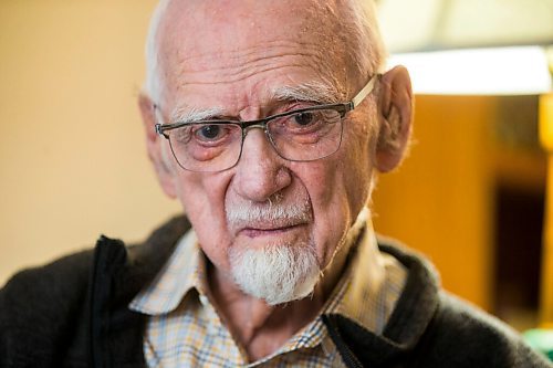 MIKAELA MACKENZIE / WINNIPEG FREE PRESS

Rev. Gordon Toombs, who has been ordained as a United Church of Canada minister for 75 years, poses for a portrait in his room at The Wellington in Winnipeg on Thursday, May 12, 2022. For Brenda story.
Winnipeg Free Press 2022.