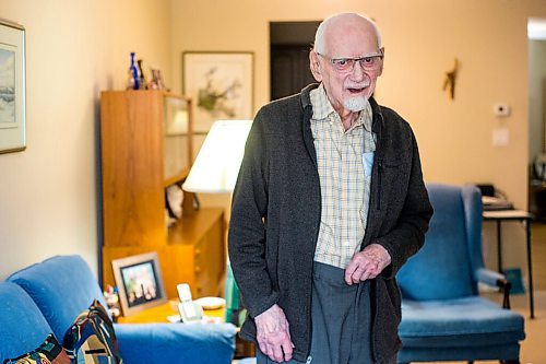 MIKAELA MACKENZIE / WINNIPEG FREE PRESS

Rev. Gordon Toombs, who has been ordained as a United Church of Canada minister for 75 years, poses for a portrait in his room at The Wellington in Winnipeg on Thursday, May 12, 2022. For Brenda story.
Winnipeg Free Press 2022.