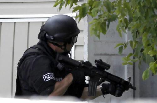 BORIS.MINKEVICH@FREEPRESS.MB.CA  100906 BORIS MINKEVICH / WINNIPEG FREE PRESS Police swat team raid 446 Maryland.