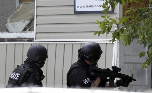 BORIS.MINKEVICH@FREEPRESS.MB.CA  100906 BORIS MINKEVICH / WINNIPEG FREE PRESS Police swat team raid 446 Maryland.