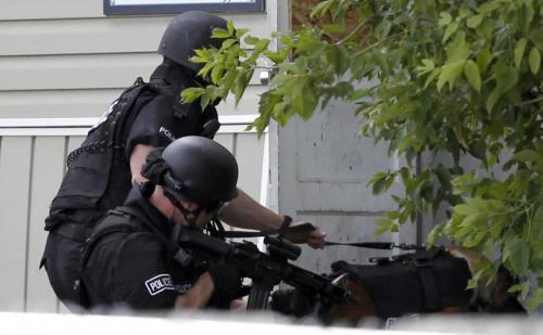 BORIS.MINKEVICH@FREEPRESS.MB.CA  100906 BORIS MINKEVICH / WINNIPEG FREE PRESS Police swat team raid 446 Maryland.