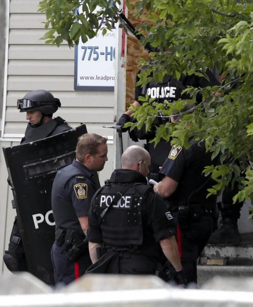 BORIS.MINKEVICH@FREEPRESS.MB.CA  100906 BORIS MINKEVICH / WINNIPEG FREE PRESS Police swat team raid 446 Maryland.