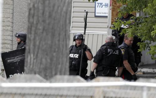 BORIS.MINKEVICH@FREEPRESS.MB.CA  100906 BORIS MINKEVICH / WINNIPEG FREE PRESS Police swat team raid 446 Maryland.