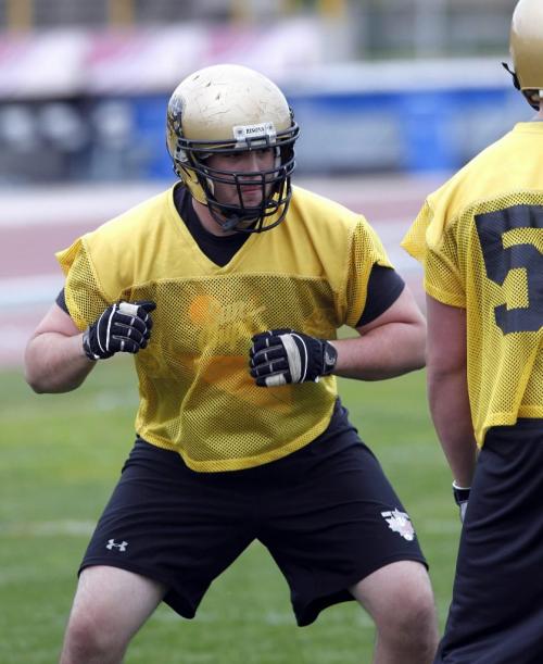 BORIS.MINKEVICH@FREEPRESS.MB.CA  100907 BORIS MINKEVICH / WINNIPEG FREE PRESS University of Manitoba O-lineman Landon Rice in practice.