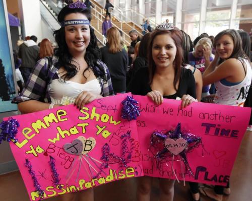 BORIS.MINKEVICH@FREEPRESS.MB.CA 100914 BORIS MINKEVICH / WINNIPEG FREE PRESS Justin Bieber fans before the show.
Brooke Tegg, 16, and Channelle Twiss, 16.