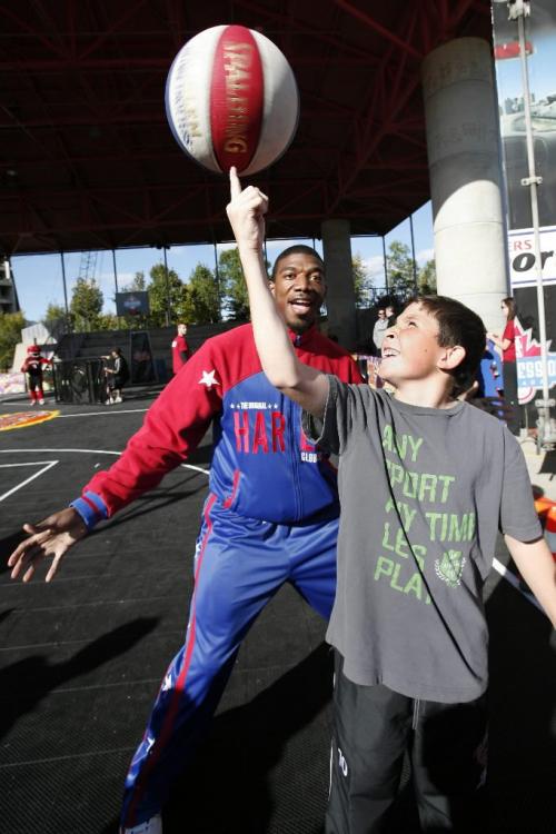 September 18, 2010 - 100918  - Buckets Blakes of the Harlem Globetrotters shows Riley Thomson how to spin a ball on his finger during NBA Jam Session in Winnipeg Saturday, September 18, 2010.    John Woods / Winnipeg Free Press