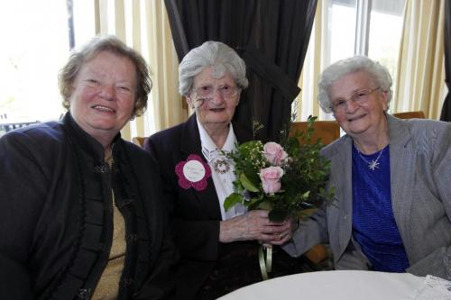 BORIS.MINKEVICH@FREEPRESS.MB.CA  100919 BORIS MINKEVICH / WINNIPEG FREE PRESS One hundred year old people gathered for a party at the Seine River Resendence old folks home. One hundred year old Margaret Loewen, centre, with her daughters Alina Thiessen,L, and Margret Thiessen.