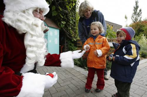 September 23, 2010 - 100923  - Santa gives some candy to Pippa (4)(L) and Finley Hlannon (2.5)(R) and their grandmother prior to a press conference to announce the Winnipeg Santa Claus Parade. Santa made a visit to Assiniboine Park today Thursday, September 23, 2010 to announce the upcoming Winnipeg Santa Claus Parade on November 13.    John Woods / Winnipeg Free Press