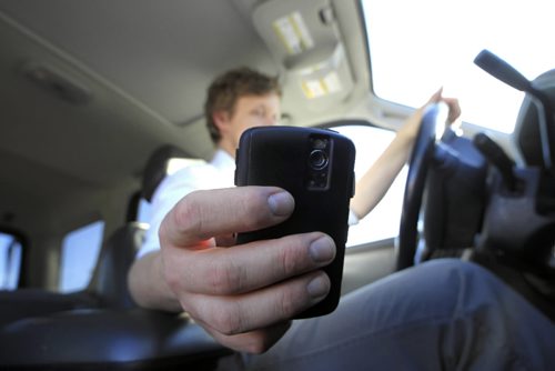 MIKE.DEAL@FREEPRESS.MB.CA winnipeg free press  PHOTO ILLUSTRATION - texting while driving  September 28 2010