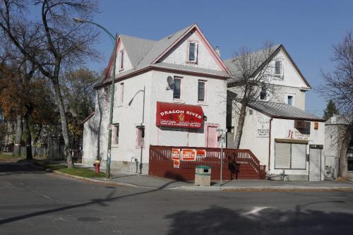 BORIS.MINKEVICH@FREEPRESS.MB.CA  101004 BORIS MINKEVICH / WINNIPEG FREE PRESS The building on either side of the one that may be a drug bust place. 537-549 Seargent Ave. Mike Mac story. Please verify if this is the building.