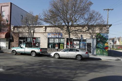 BORIS.MINKEVICH@FREEPRESS.MB.CA  101004 BORIS MINKEVICH / WINNIPEG FREE PRESS The building on either side of the one that may be a drug bust place. 537-549 Seargent Ave. Mike Mac story. Please verify if this is the building.