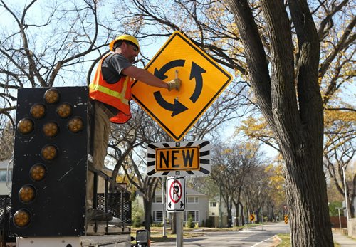 Ruth Bonneville, Winnipeg Free Press, Oct 05, 2010 Local, City of Winnipeg worker with Traffic  Services puts up new signs on Grosvenor Ave informing traffic of roundabouts Tuesday afternoon.