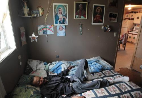 JOE.BRYKSA@FREEPRESS.MB.CA NO RUNNING WATER FEATURE-(See Helen's story)  -Elder  Zach Harper  lies in his bed  in his  home in St.Theresa Point First Nation. He is recovering from his fight with tuberculosis. For years, the family has lived with no running water-   July 2010, - JOE BRYKSA/WINNIPEG FREE PRESS