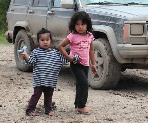 JOE.BRYKSA@FREEPRESS.MB.CA NO RUNNING WATER FEATURE-(See Helen's story)  -  Children on Garden Hill First Nation walk in mud with no shoes- July 2010, - JOE BRYKSA/WINNIPEG FREE PRESS