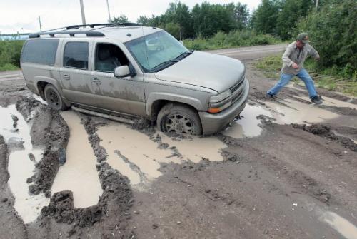 JOE.BRYKSA@FREEPRESS.MB.CA NO RUNNING WATER FEATURE-(See Helen's story)  -   Even a 4X4 has a hard time with the roads in  Garden Hill First Nation. When it rains, the roads turn into mud bogs and are almost impassable- July 2010, - JOE BRYKSA/WINNIPEG FREE PRESS