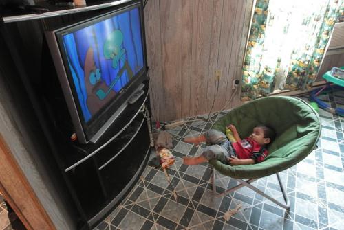 JOE.BRYKSA@FREEPRESS.MB.CA NO RUNNING WATER FEATURE-(See Helen's story)  -    A  child  has a snooze at Red Sucker Lake First Nation  in front of the television in the remote community- - July 2010, - JOE BRYKSA/WINNIPEG FREE PRESS