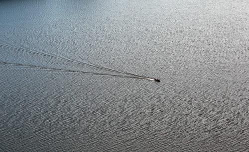 JOE.BRYKSA@FREEPRESS.MB.CA NO RUNNING WATER FEATURE-(See Helen's story)   Aerial view of boat traveling on Island Lake near St. Theresa Point First Nation - July 2010, - JOE BRYKSA/WINNIPEG FREE PRESS