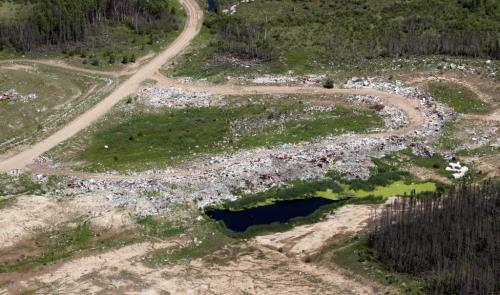 JOE.BRYKSA@FREEPRESS.MB.CA NO RUNNING WATER FEATURE-(See Helen's story)   Aerial view of dump in  Wasagamack First Nation in rear - July  2010, - JOE BRYKSA/WINNIPEG FREE PRESS