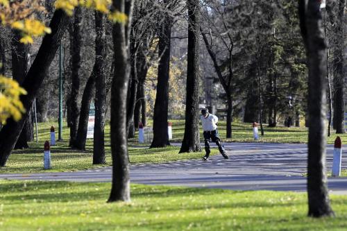 MIKE.DEAL@FREEPRESS.MB.CA 101016 - Saturday, October 16, 2010 -  A roller-blader takes advantage of the beautiful morning in Kildonan Park. MIKE DEAL / WINNIPEG FREE PRESS