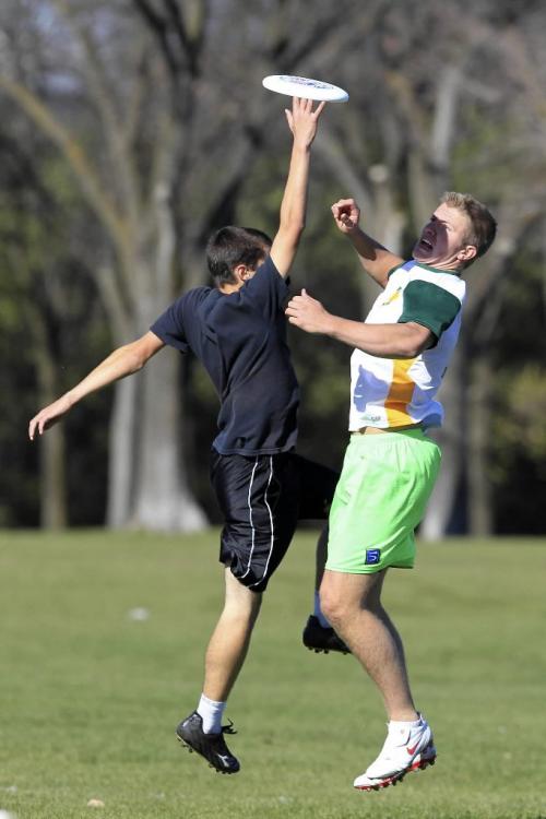 MIKE.DEAL@FREEPRESS.MB.CA 101016 - Saturday, October 16, 2010 -  SJR Varsity (white) and Glenlawn Black (black) compete in the SJR Unltimate frisbee tournament at Assiniboine Park on Saturday. MIKE DEAL / WINNIPEG FREE PRESS