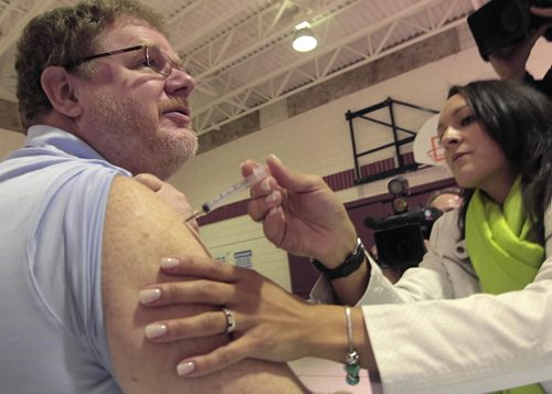 JOE.BRYKSA@FREEPRESS.MB.CA Local- (See Doug's column)   Public Health nurse Tricia Coulter, right,  gives Free Press columnist Doug Speirs this years flu shot at a media briefing at the Notredame Recreation Center in St Boniface Monday afternoon -  The Winnipeg Regional Health Authority  will open 12 flu shot clinics in Winnipeg from Oct 19-22, 2010-  JOE BRYKSA/WINNIPEG FREE PRESS- Oct 18, 2010