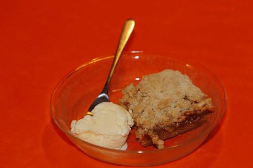 BORIS.MINKEVICH@FREEPRESS.MB.CA  101018 BORIS MINKEVICH / WINNIPEG FREE PRESS RECIPE SWAP - Apple dessert with ice cream