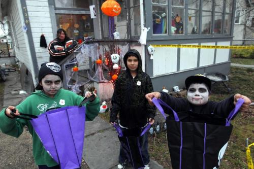 BORIS.MINKEVICH@FREEPRESS.MB.CA   BORIS MINKEVICH / WINNIPEG FREE PRESS 101031 Halloween in the north end of Winnipeg. April Hotomani, back on steps, with kids (l-r) Maria, Aaron, and Stefan pose in front of their home where Halloween was alive and well. **EDS NOTE - corrected spelling of family's last name.**