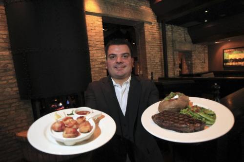 MIKE.DEAL@FREEPRESS.MB.CA 101117 - Wednesday, November 17, 2010 -  Restaurant Review The Keg on Garry Street Laurent Chapdelaine, General Manager MIKE DEAL / WINNIPEG FREE PRESS