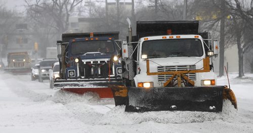 WAYNE.GLOWACKI@FREEPRESS.MB.CA Snow clearing on Midland St. Friday morning. for weather story.   Winnipeg Free Press Nov.19 2010