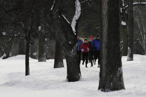 November 28, 2010 - 101128  - A group of runners head down Wellington Crescent for a chilly early morning run on Sunday, November 27, 2011.    John Woods / Winnipeg Free Press