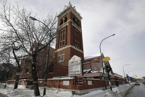 November 28, 2010 - 101128  - Young United Church at 222 Furby. Photographed on Sunday, November 28, 2011 for an upcoming feature.    John Woods / Winnipeg Free Press