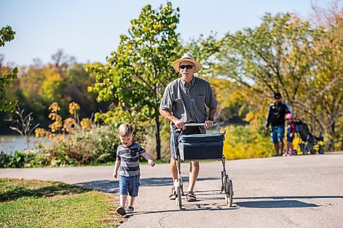 MIKAELA MACKENZIE / WINNIPEG FREE PRESS

Ed Hume and his grandson enjoy the warm weather by going for a walk in Assiniboine Park in Winnipeg on Tuesday, Sept. 28, 2021. Standup/for Gabrielle Piche story.
Winnipeg Free Press 2021.