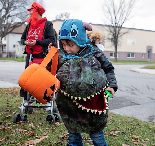 JESSICA LEE / WINNIPEG FREE PRESS

Noah Sumner checks what&#x2019;s in his bag of candy on October 31, 2021.








