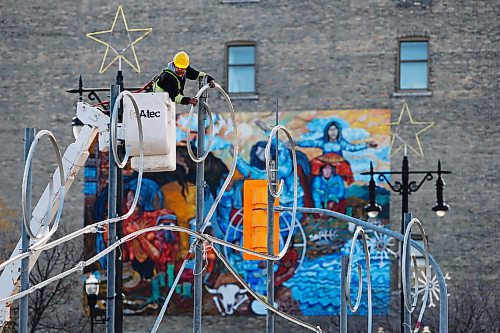 JOHN WOODS / WINNIPEG FREE PRESS
A crew works on installing Christmas lights on Main St in Winnipeg on Sunday, November 7, 2021. 

Re: standup