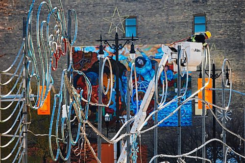 JOHN WOODS / WINNIPEG FREE PRESS
A crew works on installing Christmas lights on Main St in Winnipeg on Sunday, November 7, 2021. 

Re: standup