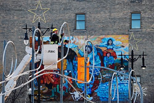 JOHN WOODS / WINNIPEG FREE PRESS
A crew works on installing Christmas lights on Main St in Winnipeg on Sunday, November 7, 2021. 

Re: standup