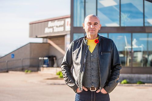 MIKAELA MACKENZIE / WINNIPEG FREE PRESS

Simon Resch, owner of the Duty Free Shop, poses for a portrait on the first day the US border opened to Canadians since March 2020 at Emerson on Monday, Nov. 8, 2021. For Malak story.
Winnipeg Free Press 2021.