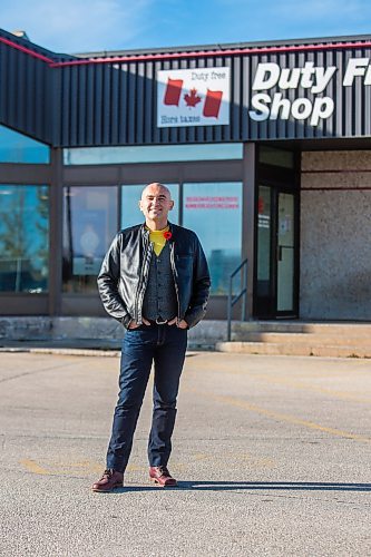 MIKAELA MACKENZIE / WINNIPEG FREE PRESS

Simon Resch, owner of the Duty Free Shop, poses for a portrait on the first day the US border opened to Canadians since March 2020 at Emerson on Monday, Nov. 8, 2021. For Malak story.
Winnipeg Free Press 2021.