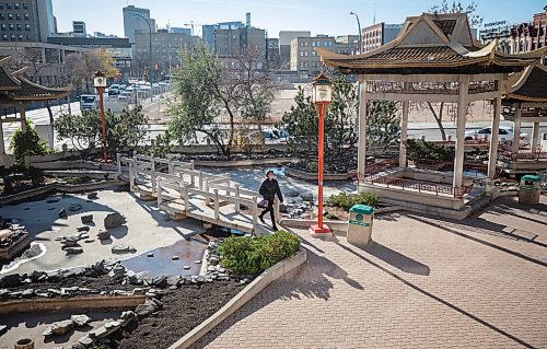 JESSICA LEE / WINNIPEG FREE PRESS



A woman walks through Chinatown in Winnipeg on November 3, 2021.