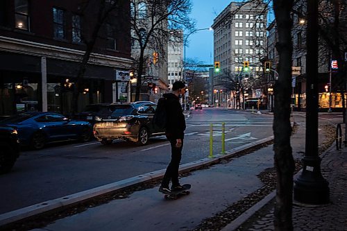 JESSICA LEE / WINNIPEG FREE PRESS

A man skates through the Exchange District on November 9, 2021.








