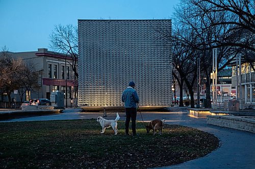 JESSICA LEE / WINNIPEG FREE PRESS

A man walks his dogs in the Exchange District on November 9, 2021.








