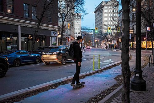 JESSICA LEE / WINNIPEG FREE PRESS



A man skates through the Exchange District on November 9, 2021.