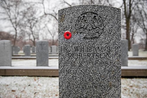 JESSICA LEE / WINNIPEG FREE PRESS

A poppy is taped on a veteran grave at Brookside Cemetery, photographed on November 10, 2021.




