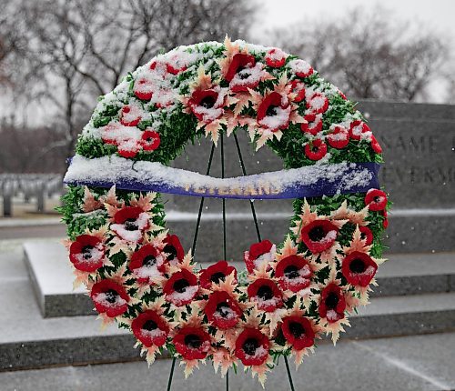 JESSICA LEE / WINNIPEG FREE PRESS

A wreath of poppies is photographed at the Field of Honour at Brookside Cemetery on November 10, 2021.








