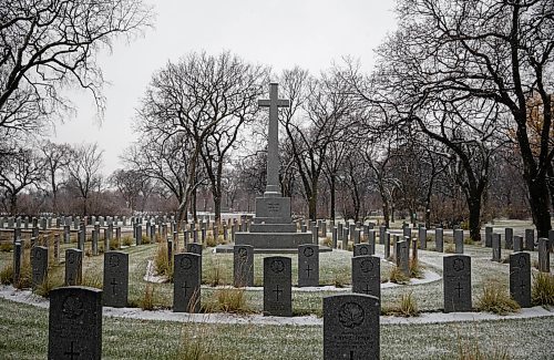 JESSICA LEE / WINNIPEG FREE PRESS

Snow falls on veteran graves at the Field of Honour at Brookside Cemetery on November 10, 2021.









