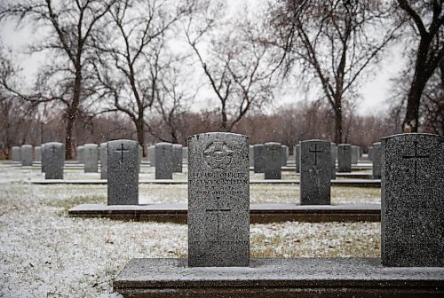 JESSICA LEE / WINNIPEG FREE PRESS

Snow falls on veteran graves at the Field of Honour at Brookside Cemetery on November 10, 2021.








