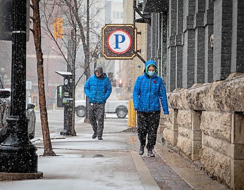 JESSICA LEE / WINNIPEG FREE PRESS

Caitlin Sarna (right) goes for a walk on November 10, 2021 in the Exchange District. 

