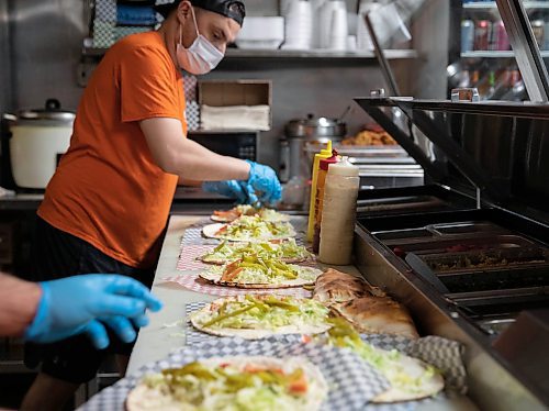 JESSICA LEE / WINNIPEG FREE PRESS

Falafel, donair and shawarma are prepared at Baraka Bakery on November 10, 2021.







