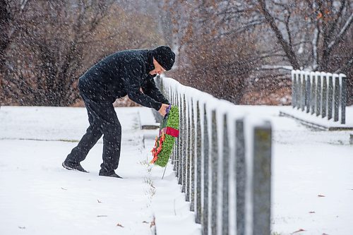 Mike Sudoma / Winnipeg Free Press
Kevin Lamoureux lays a wreathe in front of a head stone prior to a Remembrance Day service at Brookside Cemetery Thursday morning.
November 11, 2021
